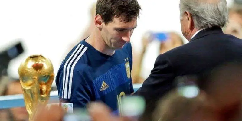 Vẻ mặt tiếc nuối của Messi năm 2014