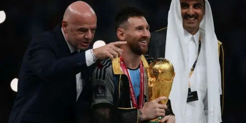 Tin tức thể thao 247 về Chiếc áo choàng Messi